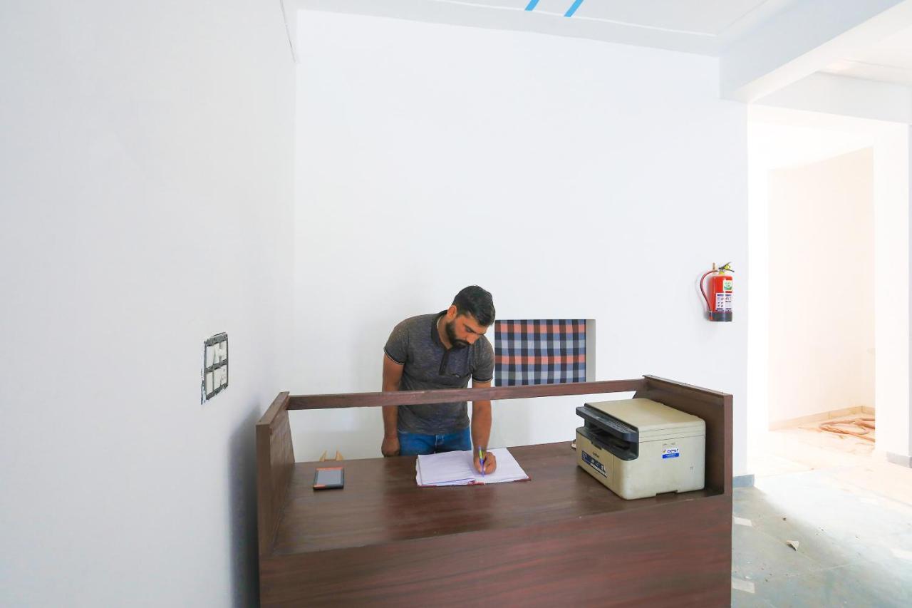 Oyo Flagship 62980 Shiva Residency Hotel Garhi Harsaru Exterior foto